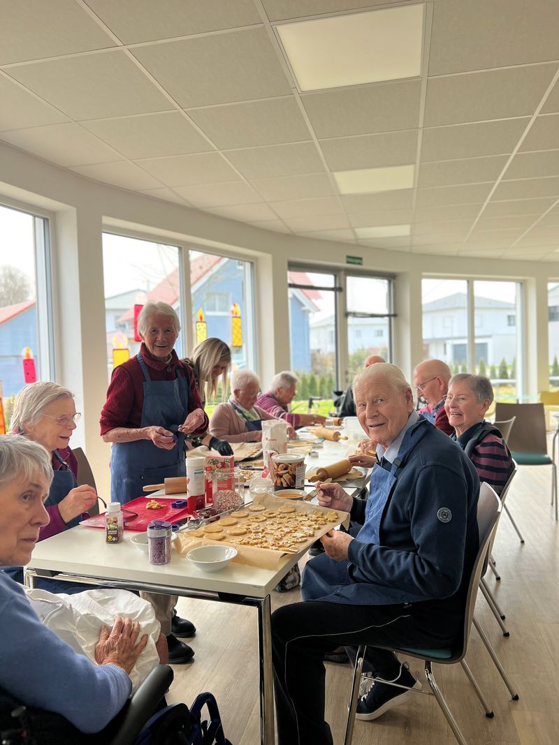 Senioren in Tagespflege Lonsee backen Weihnachtsplätzchen gemeinsam