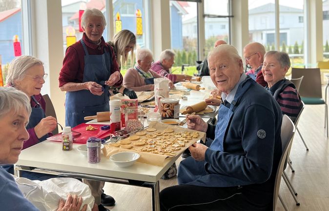 Senioren in Tagespflege Lonsee backen Weihnachtsplätzchen gemeinsam