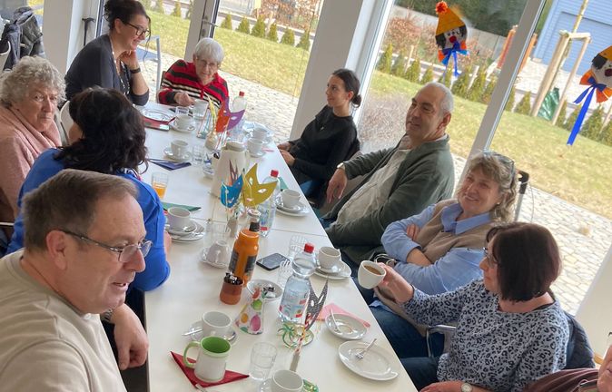 Seniorinnen und Senioren mit Betreuenden feiern Jahresfeier in Tagespflege Lonsee