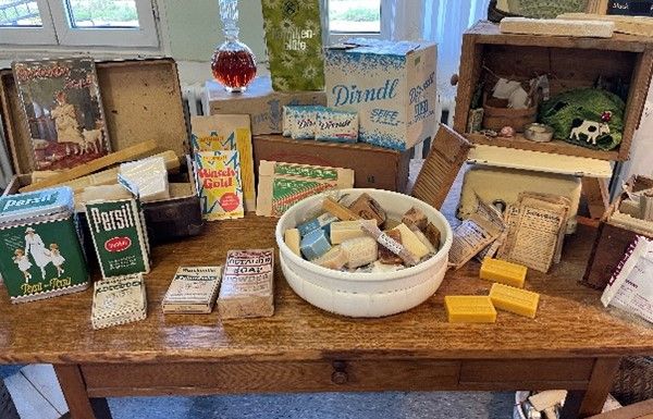 Ausstellung alter Waschmittel und Seifen auf Holztisch